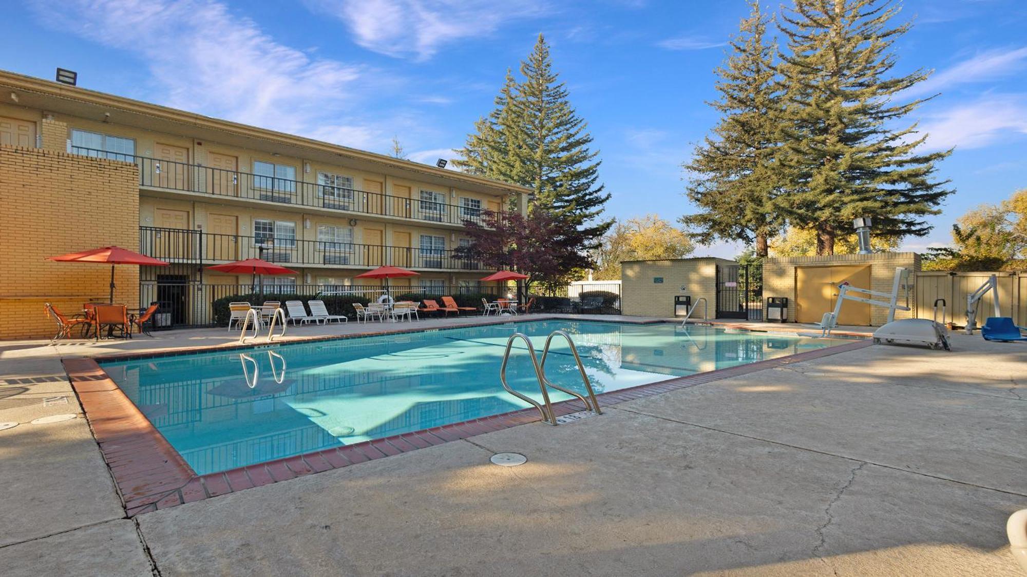 Howard Johnson By Wyndham Sacramento Downtown Exterior foto