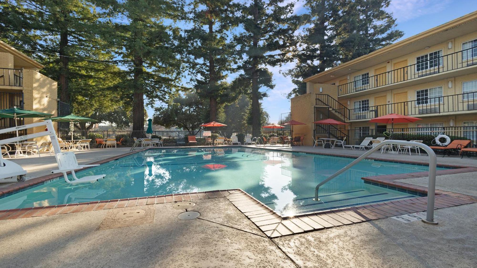 Howard Johnson By Wyndham Sacramento Downtown Exterior foto